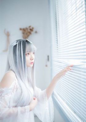 女人裸双乳被老头夹奶